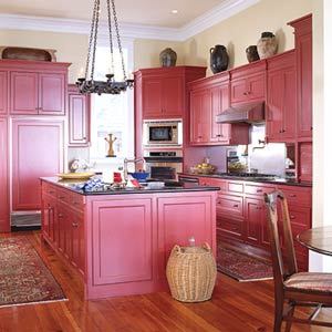 Cucina insolita dai colori rosa intenso
