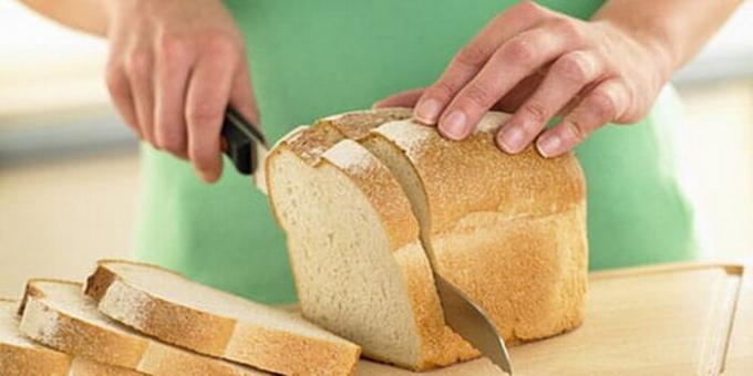 Come tagliare il pane fresco, in modo che non si sbriciolano.
