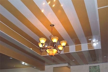 Il soffitto è realizzato con pannelli in PVC.