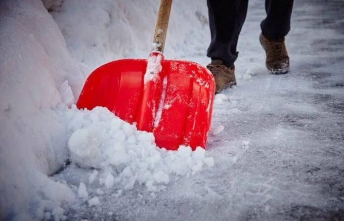 Un modo semplice per sciogliere il ghiaccio e la neve dalla pista per cancellare una casa o un garage