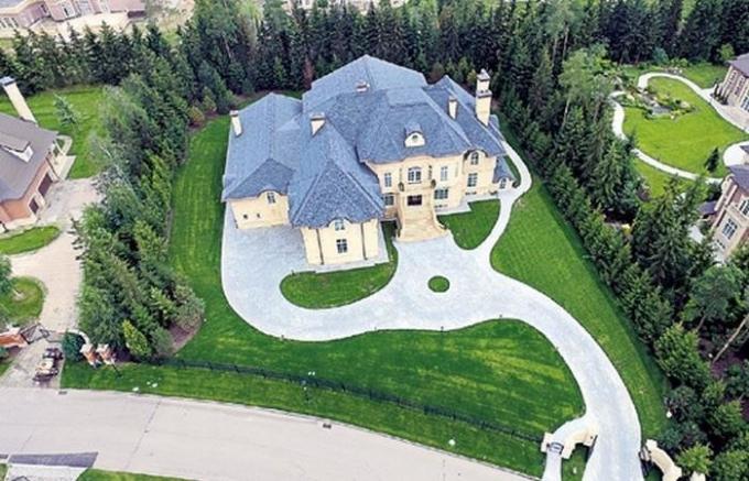 Stas Mikhailov ha mostrato la sua lussuosa casa di campagna