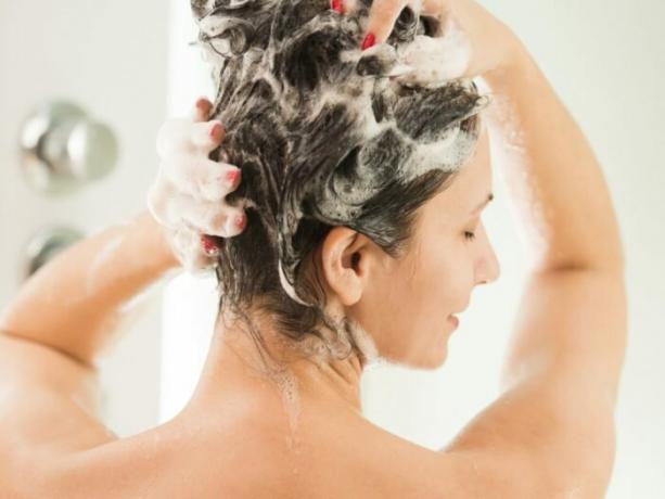 Lavare i capelli non è raccomandato più spesso 2-3 volte a settimana. / Foto: conteudo.imguol.com.br. 