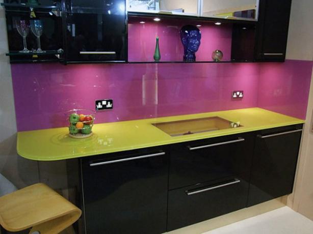 La cucina nera e viola ha un aspetto molto elegante, ma in alcuni interni può sembrare aggressiva.