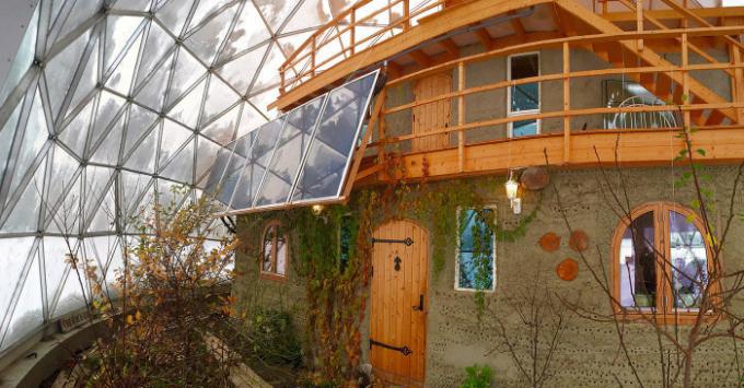 La famiglia ha costruito una casa nel Circolo Polare Artico, in cui il calore nei tropici