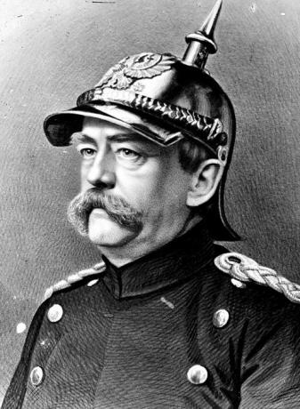 Il cancelliere tedesco Otto von Bismarck nel Pickelhaube.