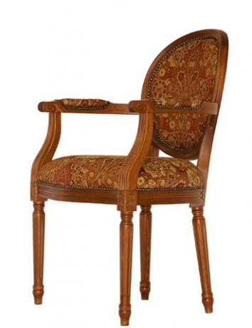 Una sedia-sedia con braccioli per una cucina classica.