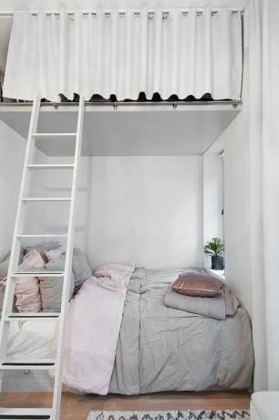 Un letto in una nicchia, il sistema di storage sul soffitto.