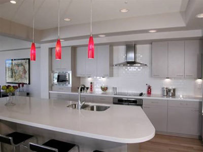Questa cucina utilizza tre tipi di illuminazione