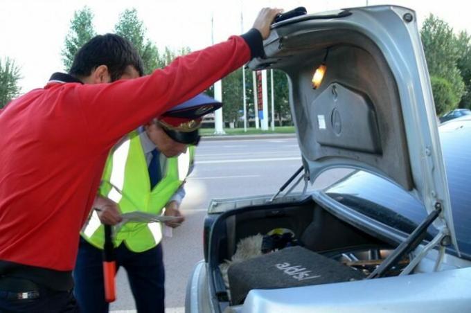 Perché non è possibile aprire il bagagliaio della macchina di fronte l'ispettore di polizia del traffico: Quello che c'è da sapere su queste situazioni