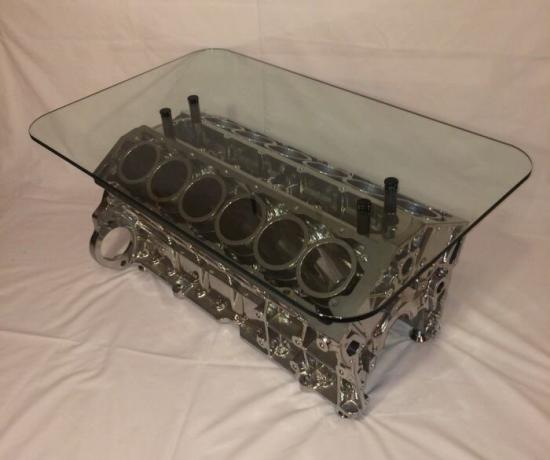 blocco cilindri del motore Jaguar V12, che è fatta di un tavolo moda e pratico.