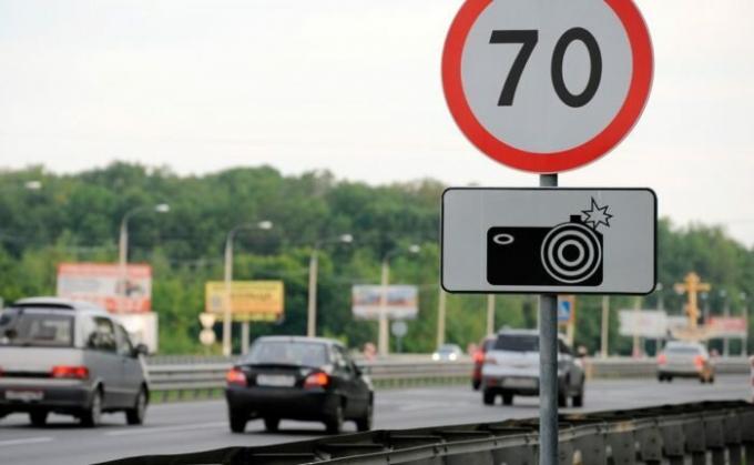 Attenzione per le macchine fotografiche ed i segni.