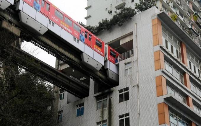 Nella città cinese di Chongqing treni correre per tutta la casa.