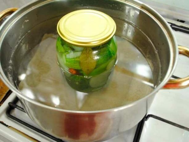 Coprire il recipiente con un coperchio e mettere in una pentola di acqua bollente