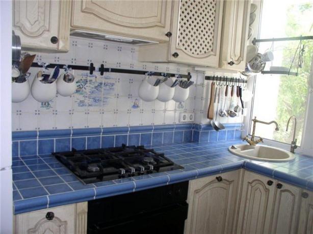 Piano di lavoro della cucina fai-da-te da piastrelle (39 foto): istruzioni dettagliate