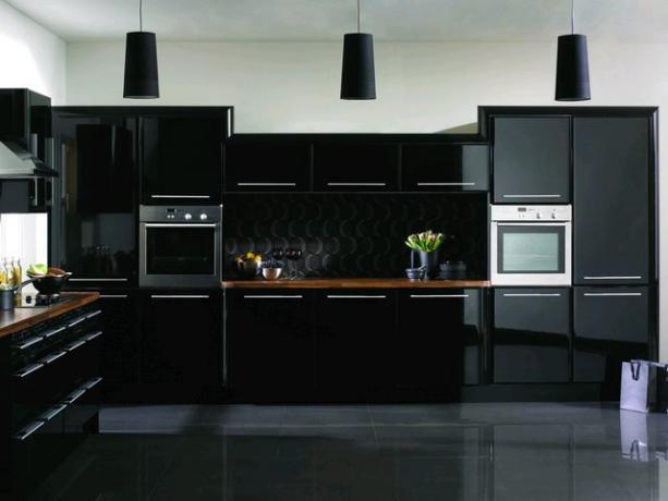 Cucina nera (51 foto): istruzioni video fai-da-te, caratteristiche di set da cucina lucidi con colore oro, con argento, prezzo, foto
