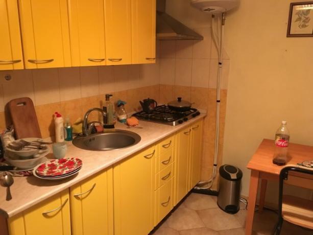 Cucina in casa di 32 anni russa di nome Ivan.