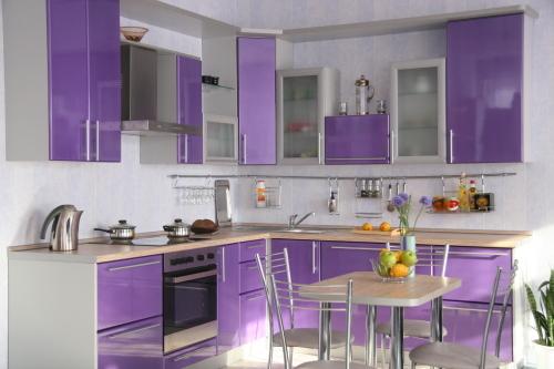 La delicata combinazione di colori lilla all'interno della cucina crea una sensazione di intimità e porta pace