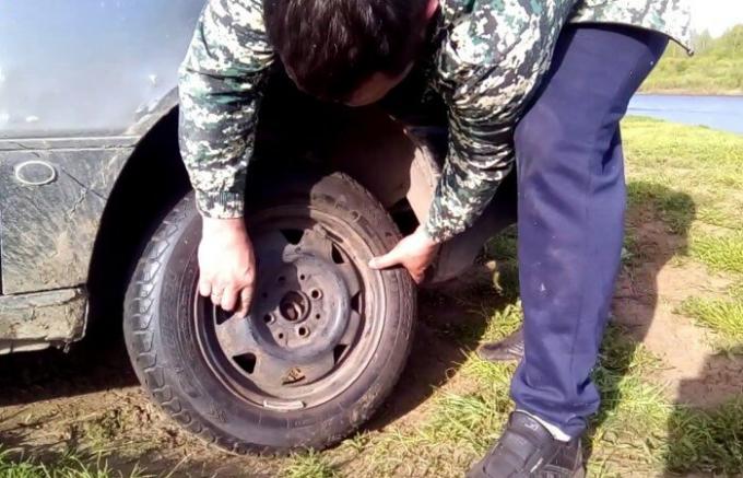 Come sostituire la ruota quando la macchina non ha avuto presa