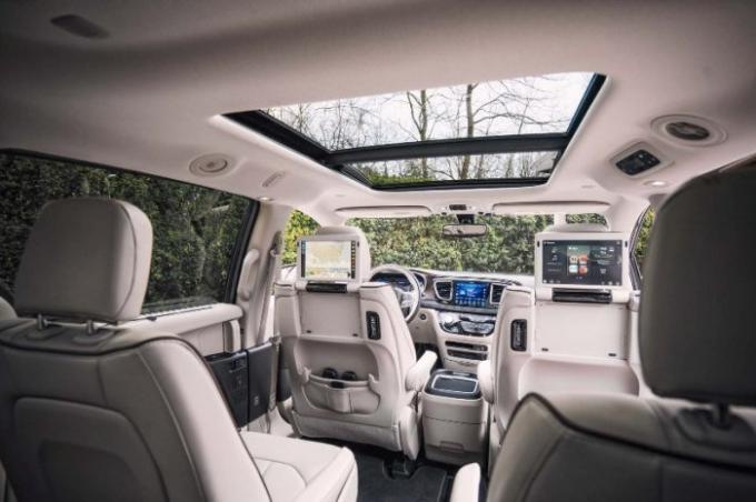 Interni spaziosi di un minivan Chrysler Pacifica. | Foto: motortrend.com.