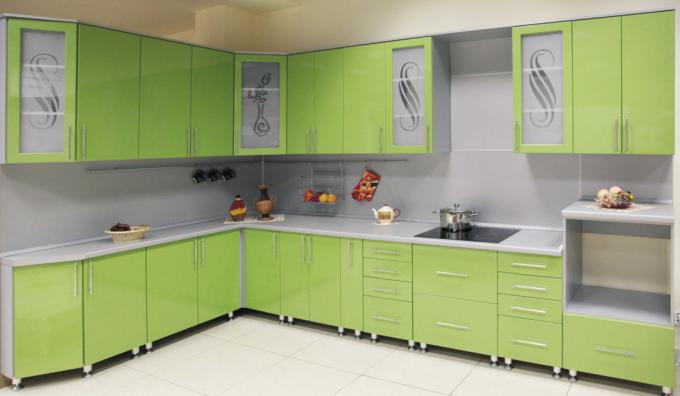 Il verde chiaro metallizzato è una combinazione di colori molto popolare per i mobili oggi.