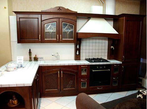 Un particolare set di mobili da cucina classici di produttori italiani - fabbrica CESAR