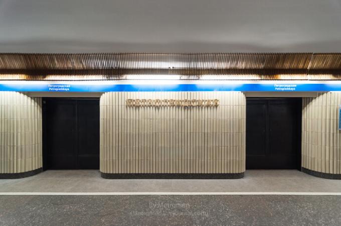 Perché nelle stazioni della metropolitana San Pietroburgo sono stati costruiti con porte su piattaforma