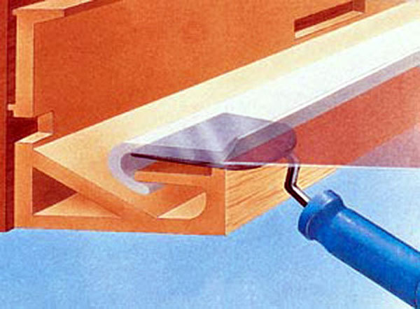 Fissaggio del soffitto teso usando il metodo dell'arpione.