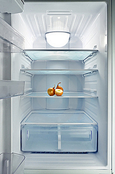 Prima di lavare il frigorifero, è necessario estrarre tutto il cibo da esso.