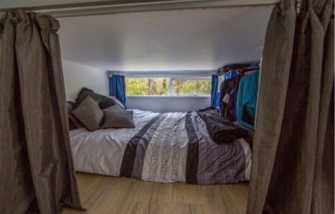Mini-camera da letto con un grande letto.