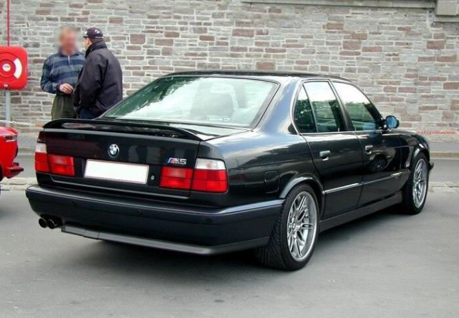 BMW 5 - una versione avanzata del solito "cinque". | Foto: a2goos.com.