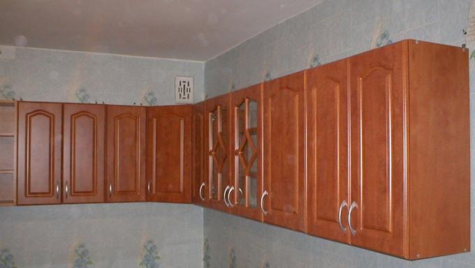 A quale altezza appendere i mobili della cucina: istruzioni video fai-da-te per l'installazione, foto e prezzo
