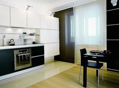 L'arredamento di una finestra della cucina con una porta del balcone con pannelli verticali aumenta visivamente l'altezza della stanza