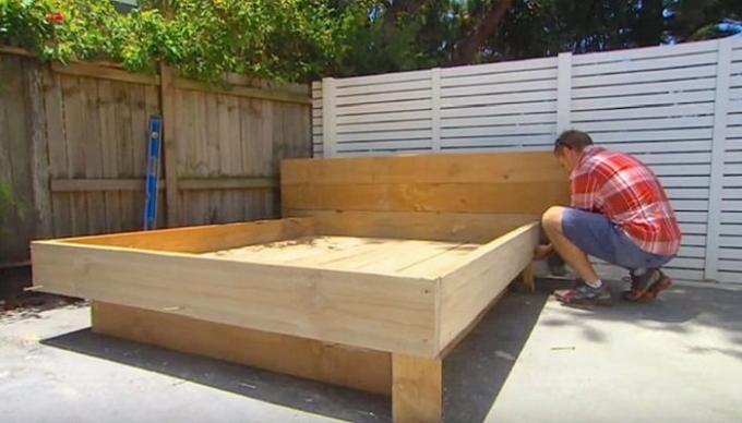 L'uomo creò un letto in un cortile, ma su di esso non mettere un materasso, e... erba