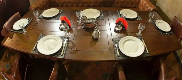 Squisiti tavoli da cucina in legno di produttori europei enfatizzeranno il sofisticato design degli interni