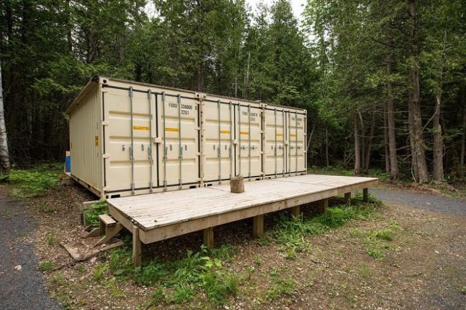 artigiano canadese ha costruito una casa autosufficiente di contenitore.