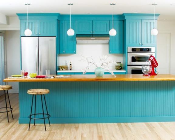 Set da cucina in colore turchese combinato con pareti e pavimento chiari