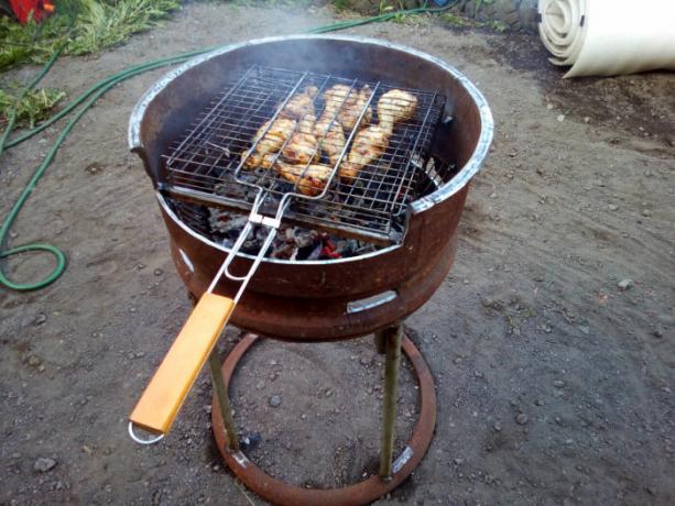 Si scopre una grande griglia o barbecue. | Foto: stroy-podskazka.ru.