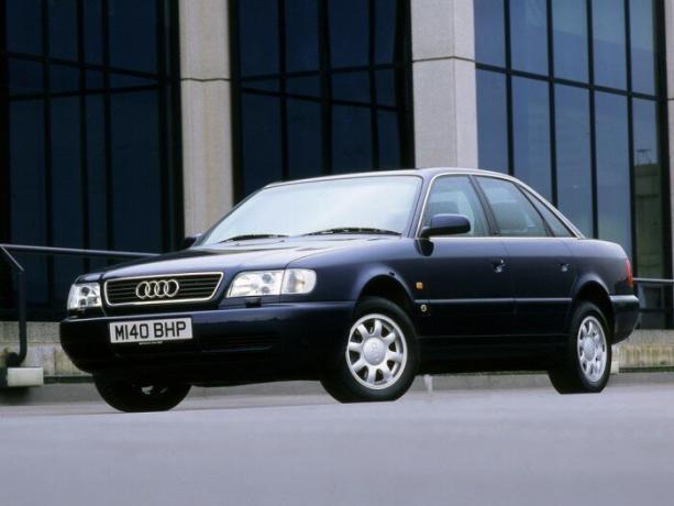Audi A6 non può vantare di carisma come la Mercedes-Benz W124 e BMW E34, ma è un'altra vettura tedesca affidabile degli anni '90. | Foto: autoevolution.com.