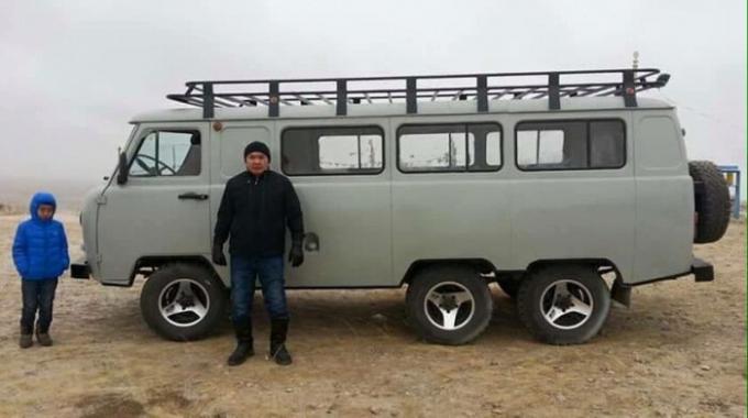 Triassiale UAZ, che è in Mongolia e non lo fanno fuori dal comune. | Foto: carakoom.com.