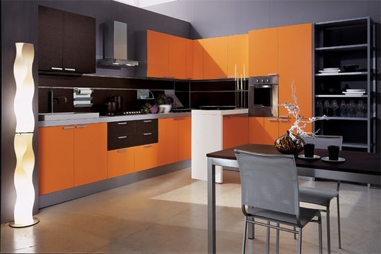 Gli elementi neri non sono inferiori nella loro attività a quelli arancioni, invadono i mobili, interagiscono attivamente con il bianco che distrae, il che conferisce alla cucina un comfort straordinario