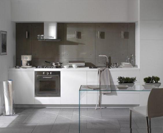 Un interessante design della cucina in grigio combinato con il bianco.