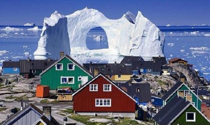 Città Longyearbyen è famosa nel mondo per le case colorate insolite.