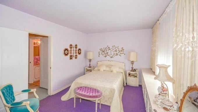 Camera da letto in colori pastello.