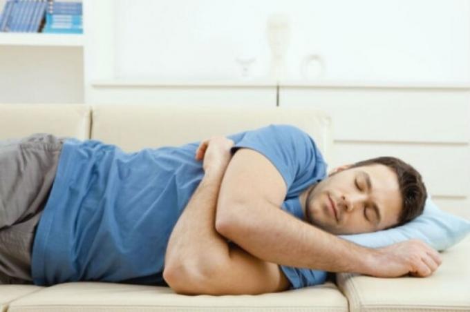 Le persone che soffrono di russare, è meglio dormire su un fianco. / Foto: izvestia.kiev.ua. 