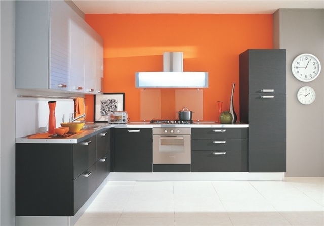 Arancione con nero, ma in una soluzione così insolita: solo pareti arancioni, lo spazio è diviso orizzontalmente in due componenti armoniosamente combinati