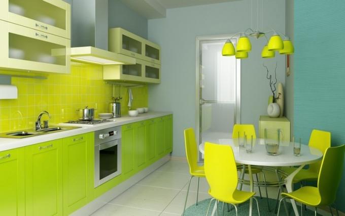 Una cucina verde chiaro in un interno con un barlume di giallo decorerà perfettamente l'interno di una cucina esposta a nord