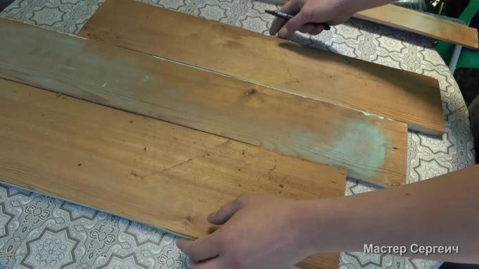 Arredamento d'interni di vecchie tavole e ramoscelli