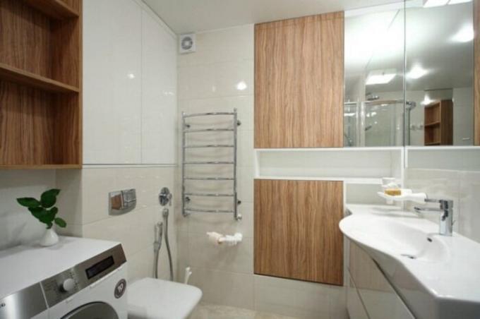 Creazione di un "bagno bagnato" in stile europeo, ha contribuito a ridurre le dimensioni di una stanza da bagno. | Foto: interiorsmall.ru.