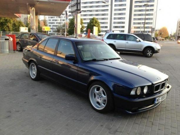 La BMW Serie 5 è considerata la macchina "standard" per i gangster degli anni 