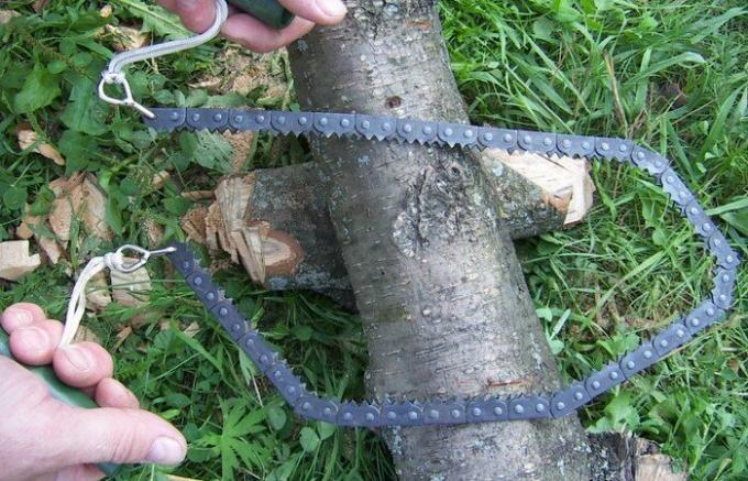 Un semplice trucco di una catena di una motosega per segare tronchi.